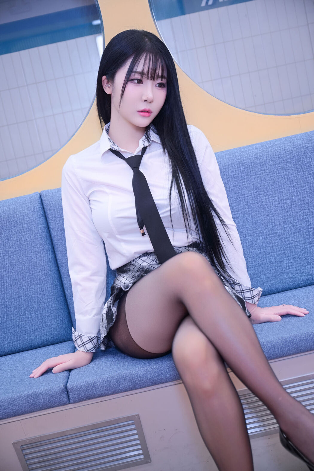 Bomi 보미 – Schoolgirl In The Subway Part01 (52P)