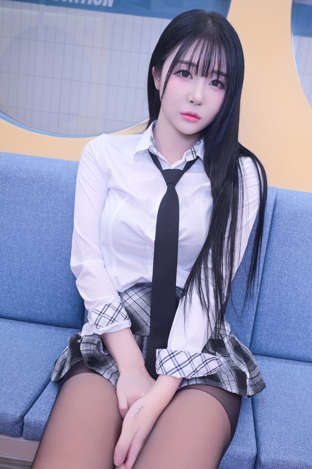 Bomi 보미 – Schoolgirl In The Subway Part01 (52P) Cover Photo