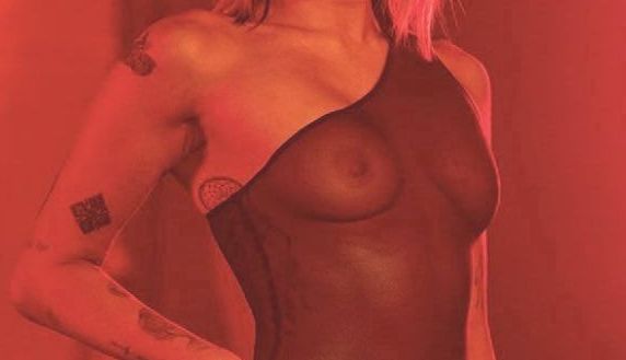 H Miley Cyrus … με αποκαλυπτικό see-through ! Cover Photo