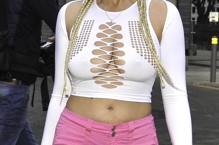 Η πληθωρική Βρετανή Apollonia Llewellyn &#8230; με αποκαλυπτικό μπούστο !