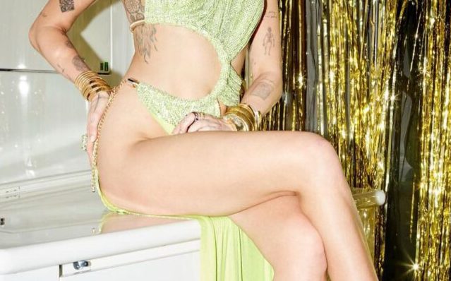 &Eta; Miley Cyrus … &mu;&epsilon; &alpha;&pi;&omicron;&kappa;&alpha;&lambda;&upsilon;&pi;&tau;&iota;&kappa;ό &phi;ό&rho;&epsilon;&mu;&alpha; &chi;&omega;&rho;ί&sigmaf; &epsilon;&sigma;ώ&rho;&omicron;&upsilon;&chi;&omicron; !