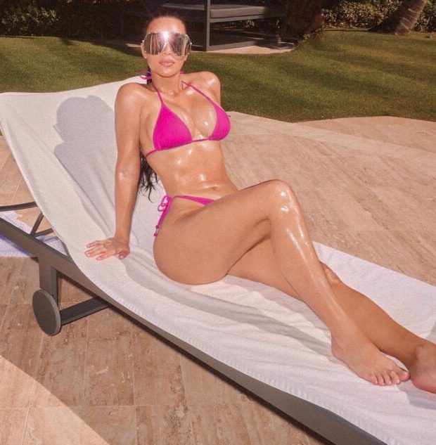 H Kim Kardashian &#8230; απολαμβάνει την ηλιοθεραπεία της !