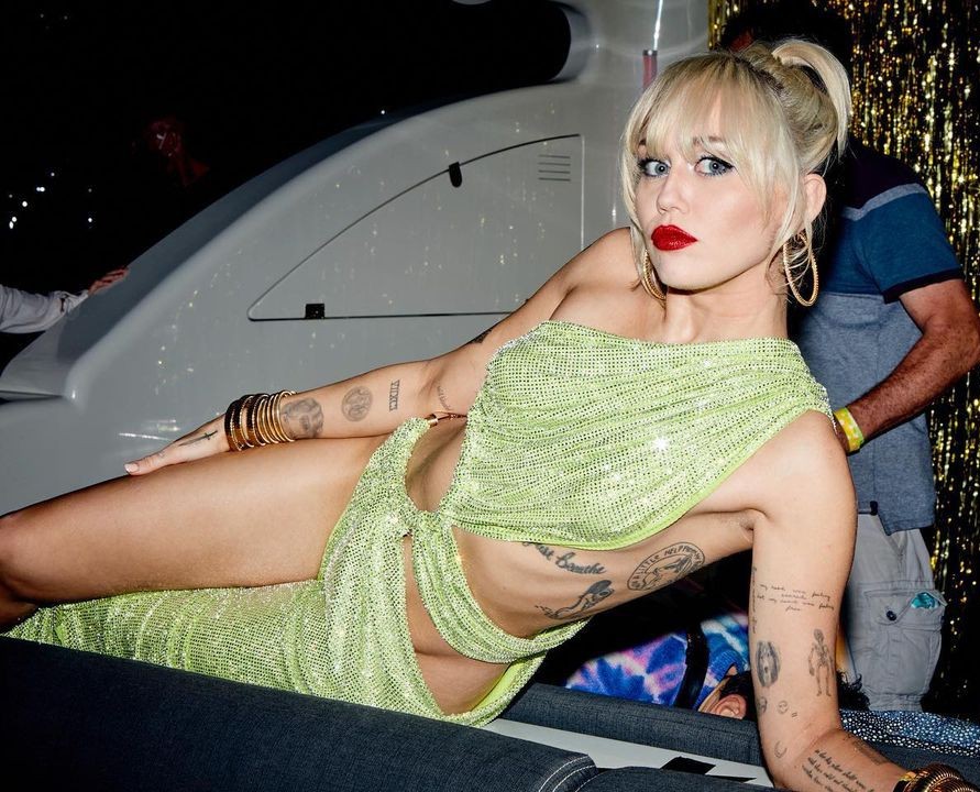 &Eta; Miley Cyrus … &mu;&epsilon; &alpha;&pi;&omicron;&kappa;&alpha;&lambda;&upsilon;&pi;&tau;&iota;&kappa;ό &phi;ό&rho;&epsilon;&mu;&alpha; &chi;&omega;&rho;ί&sigmaf; &epsilon;&sigma;ώ&rho;&omicron;&upsilon;&chi;&omicron; !