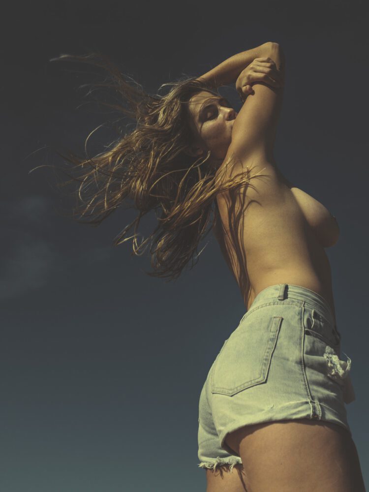 Η Megan Moore … και το υπέροχο στήθος της  !