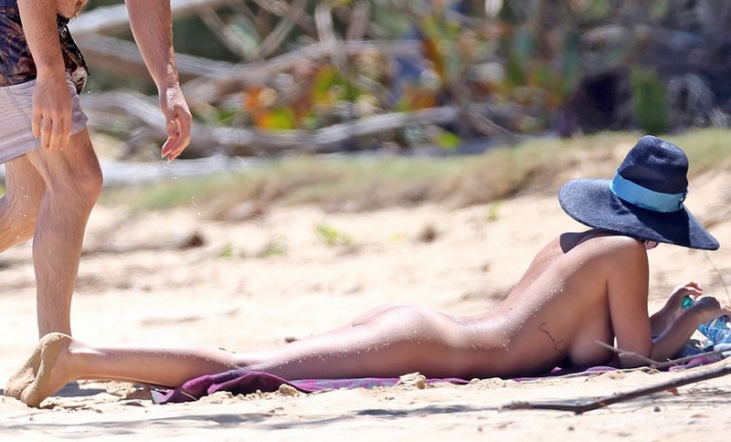 Αυστραλή παρουσιάστρια &#8230; απολαμβάνει την ηλιοθεραπεία της !