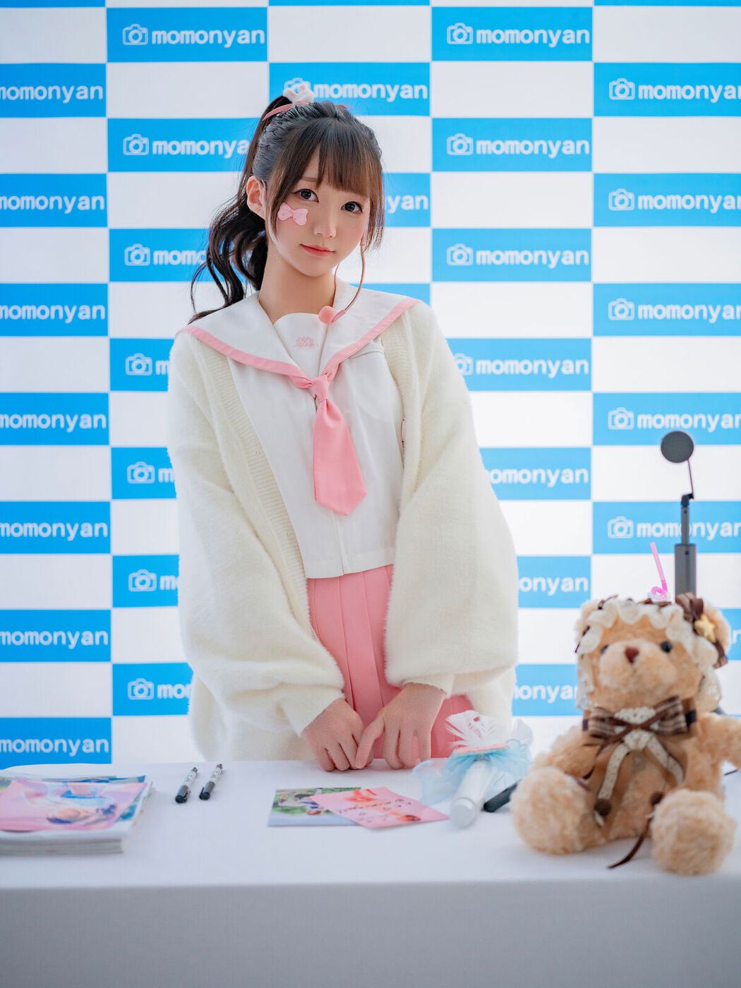 Coser@NAGISA魔物喵 &#8211; ビキニアイドルのサイン会 Part01 (61P)