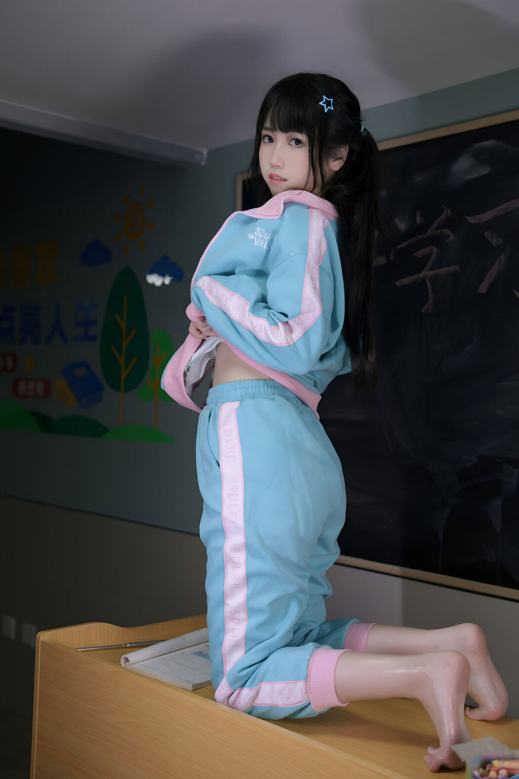 Coser@不呆猫 – 涂油教室实习生 (77P – 1V)