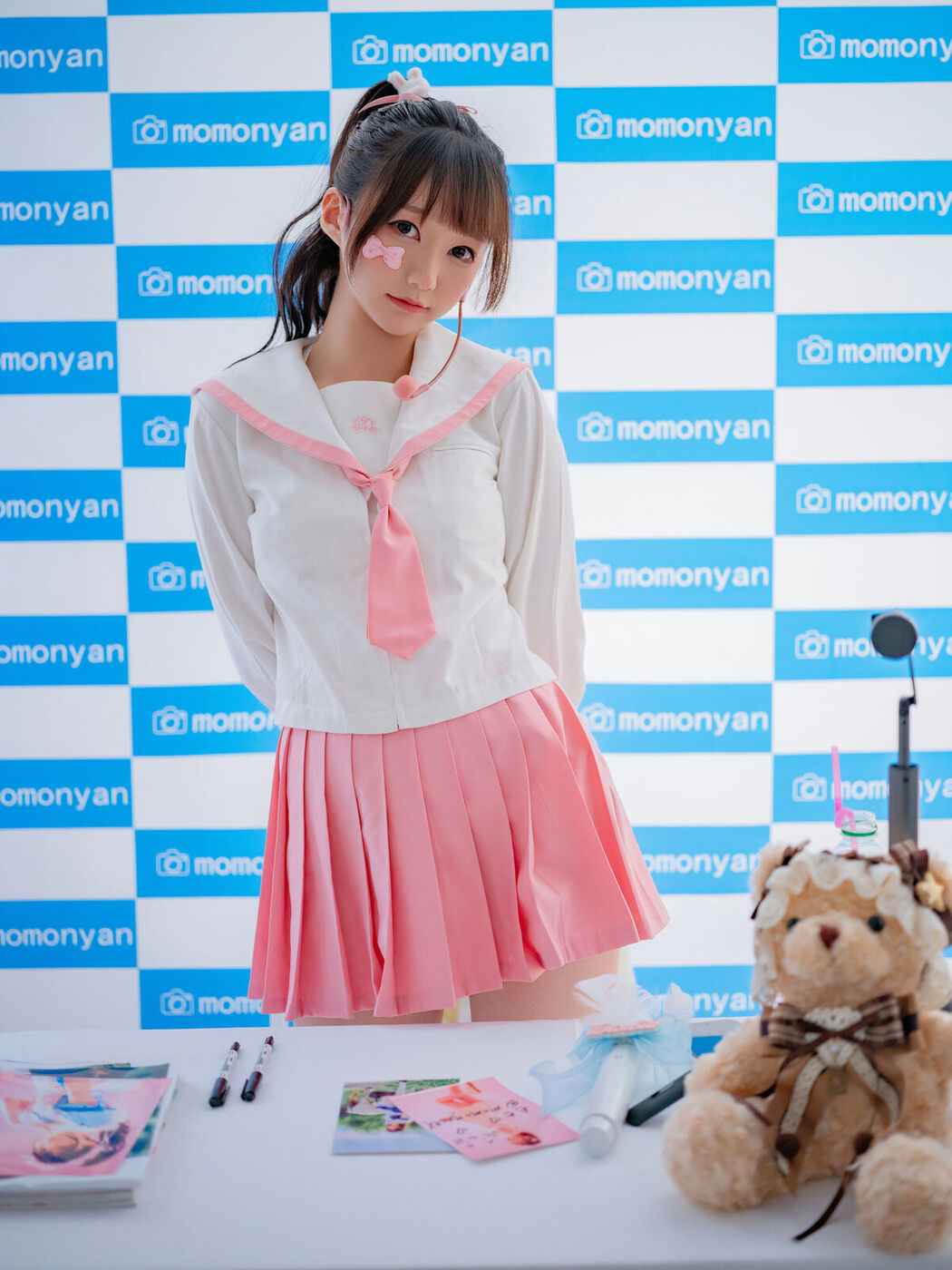 Coser@NAGISA魔物喵 &#8211; ビキニアイドルのサイン会 Part01 (61P)