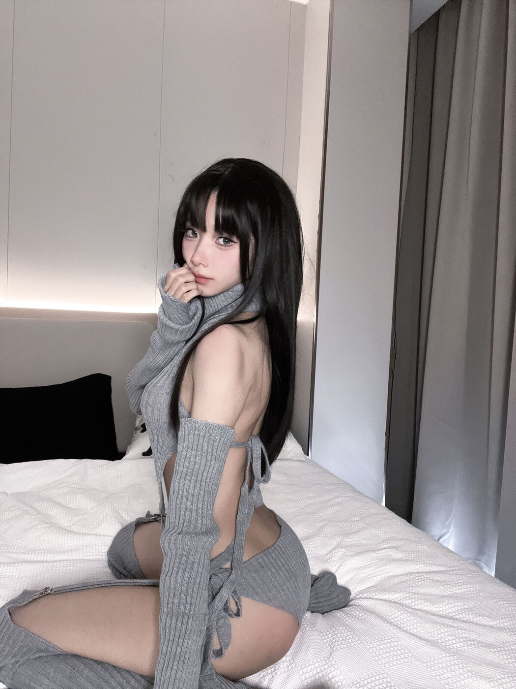 Coser@果咩酱w – 灰灰毛衣 (24P – 2V)