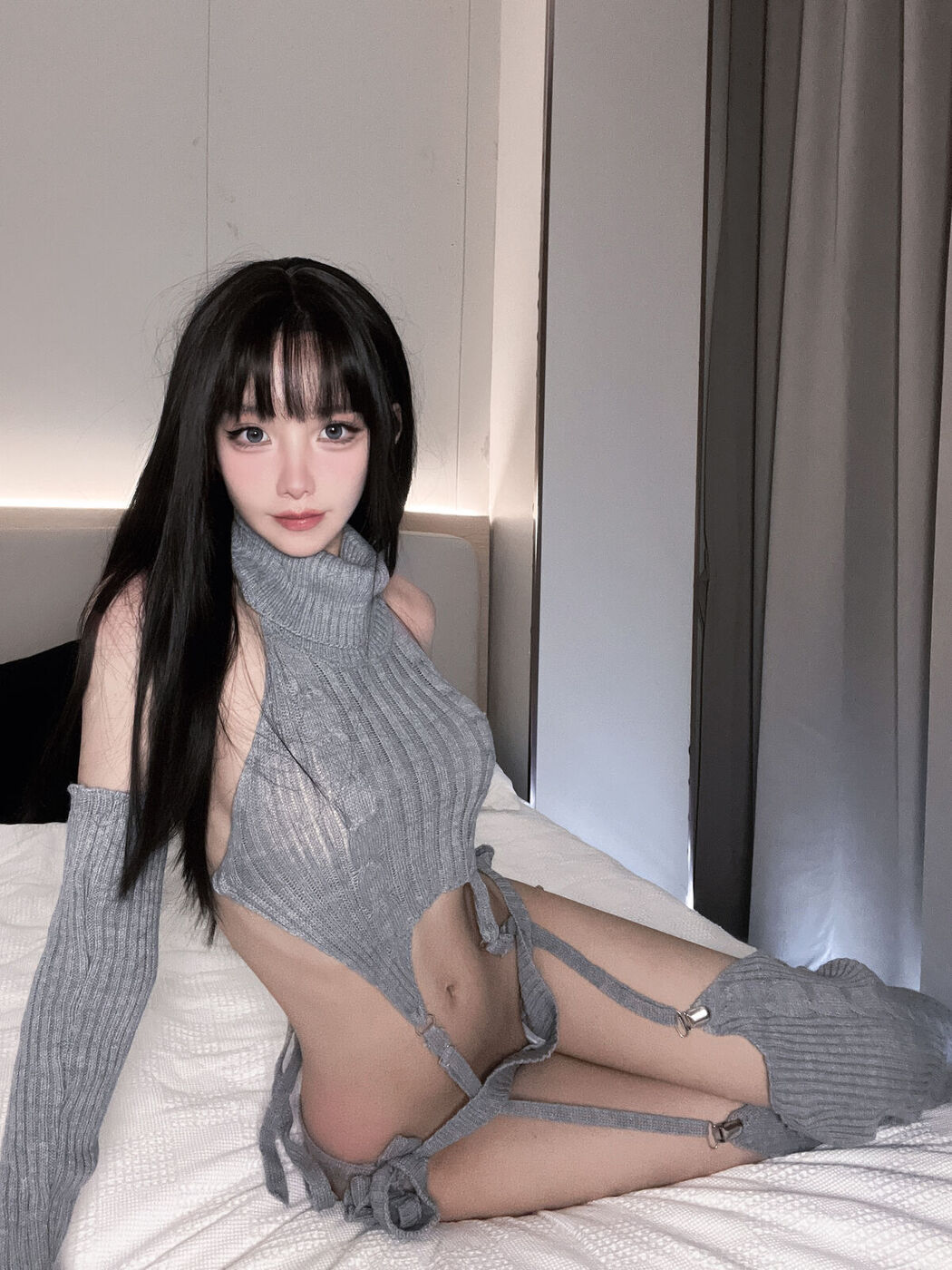 Coser@果咩酱w – 灰灰毛衣 (24P – 2V)