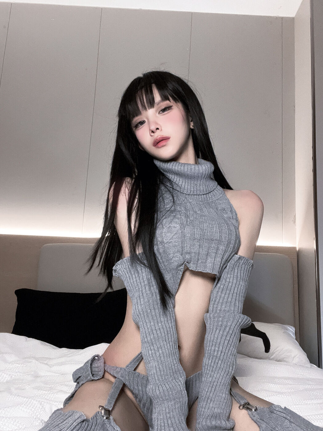 Coser@果咩酱w – 灰灰毛衣 (24P – 2V)