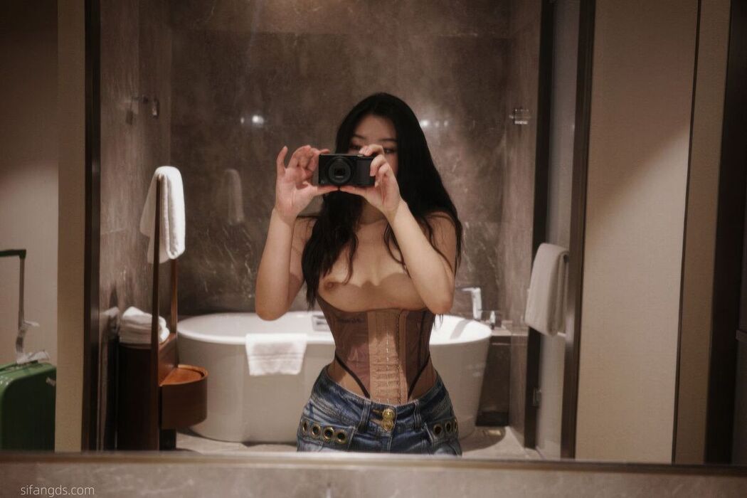 Sha Le Mei Xiao Cang Lao Shi 莎乐美小苍老师 &#8211; 网红外围 最新私密群门槛福利 Part01 (61P &#8211; 28V)