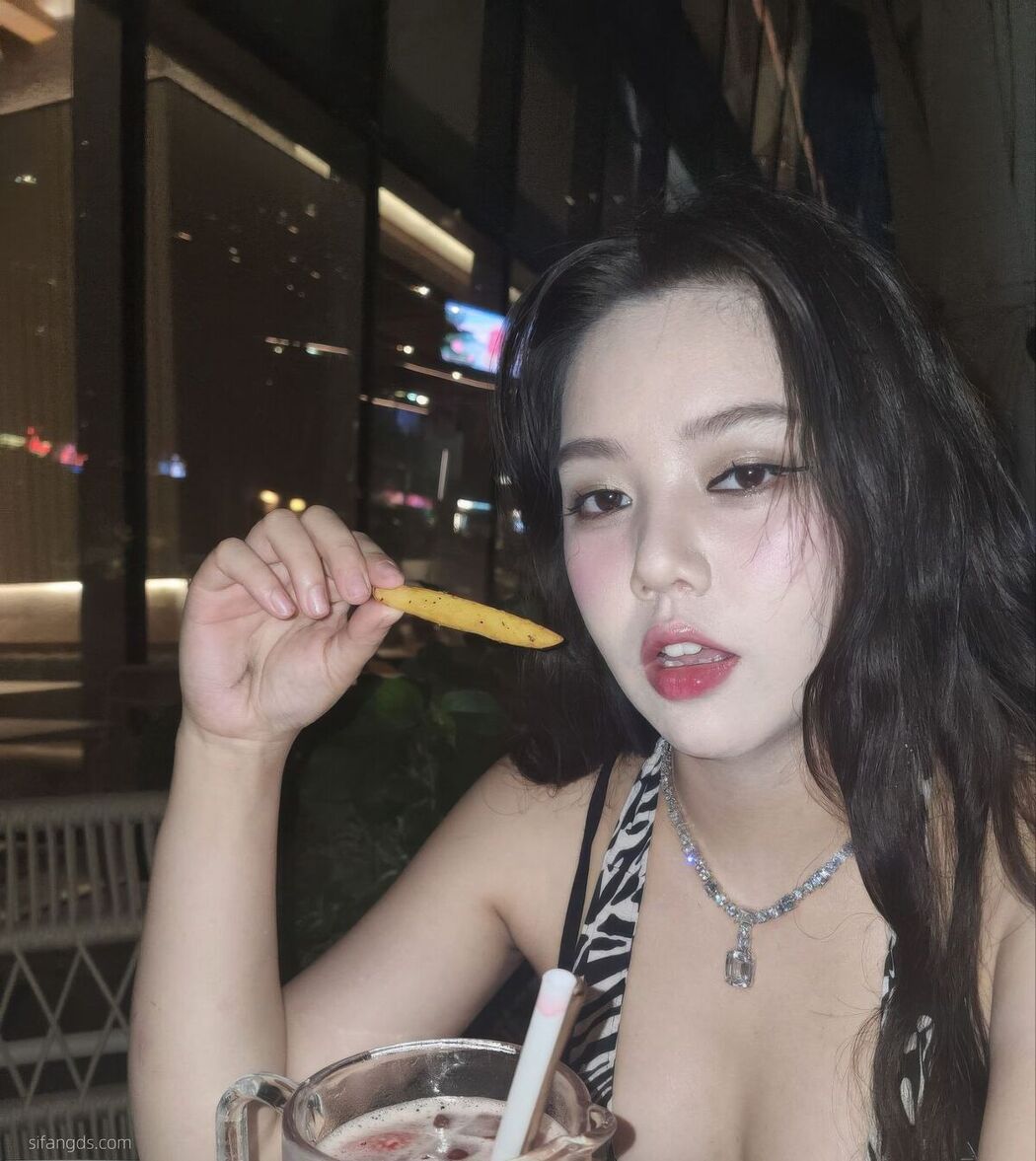 Sha Le Mei Xiao Cang Lao Shi 莎乐美小苍老师 &#8211; 网红外围 最新私密群门槛福利 Part03 (61P)