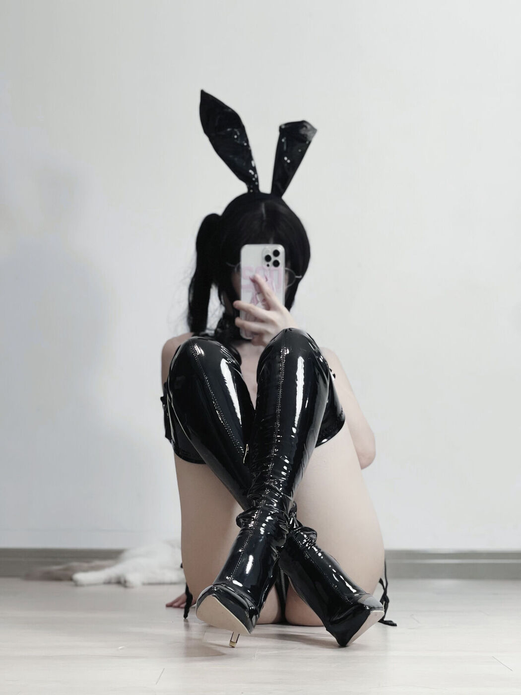 Coser@幼愛Youmeko – 黑漆皮高跟兔女郎 (30P)