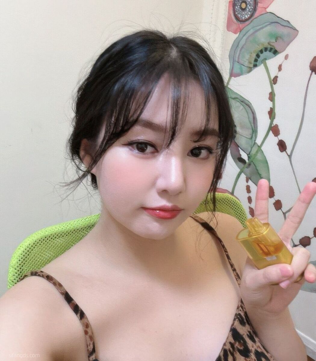 Sha Le Mei Xiao Cang Lao Shi 莎乐美小苍老师 – 网红外围 最新私密群门槛福利 Part04 (61P)