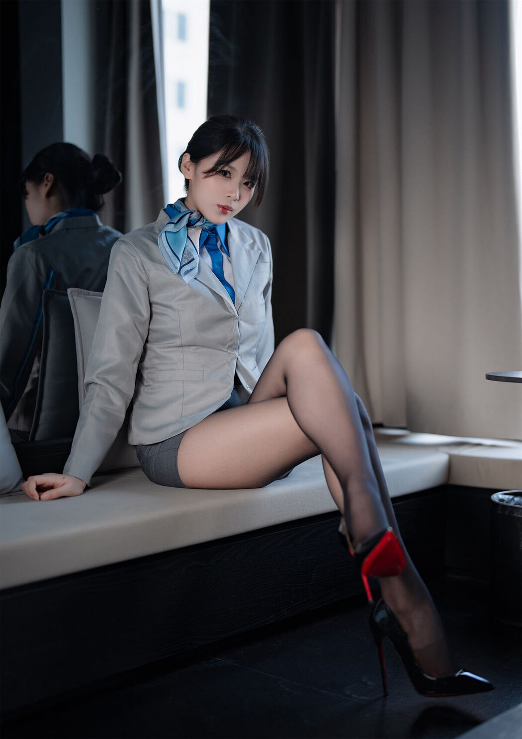 Coser@轩萧学姐 – 空姐室内黑丝 (75P)