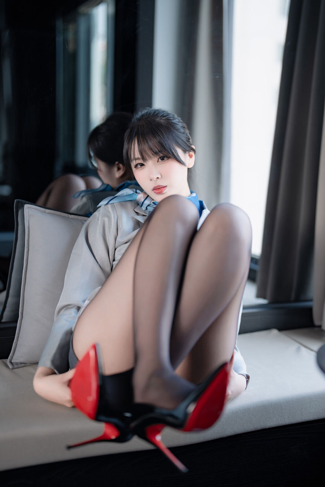 Coser@轩萧学姐 – 空姐室内黑丝 (75P)