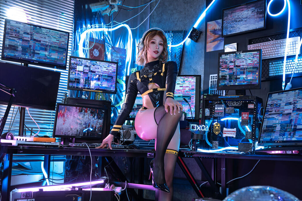 Coser@云溪溪 Yunx1x1 And 奶桃 &#8211; 骇入 Part01 (51P &#8211; 1V)