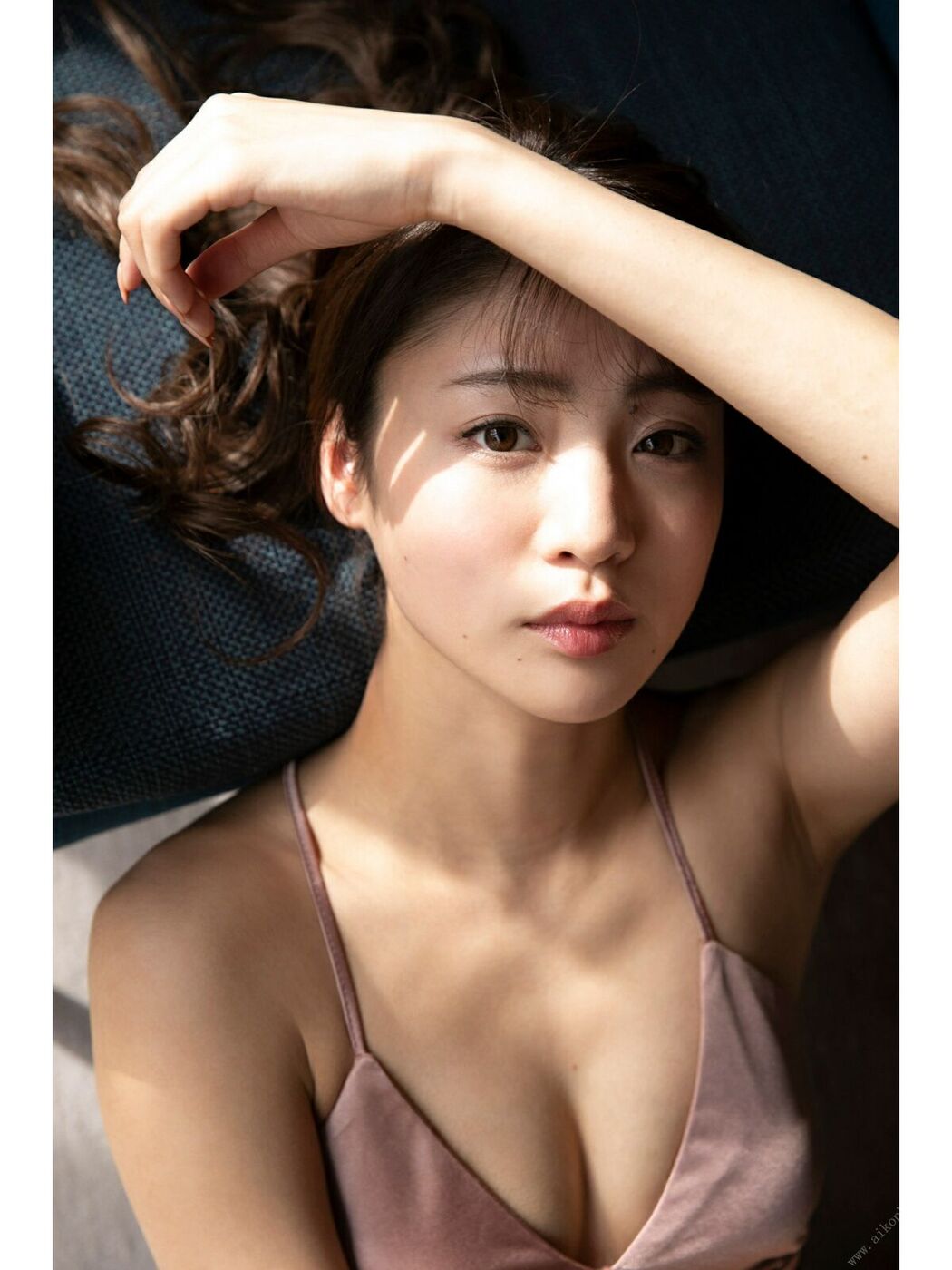 JP Shida Yuumi 志田友美 – FLASHデジタル写真集 アイドルの魂は美脚に宿る (66P)