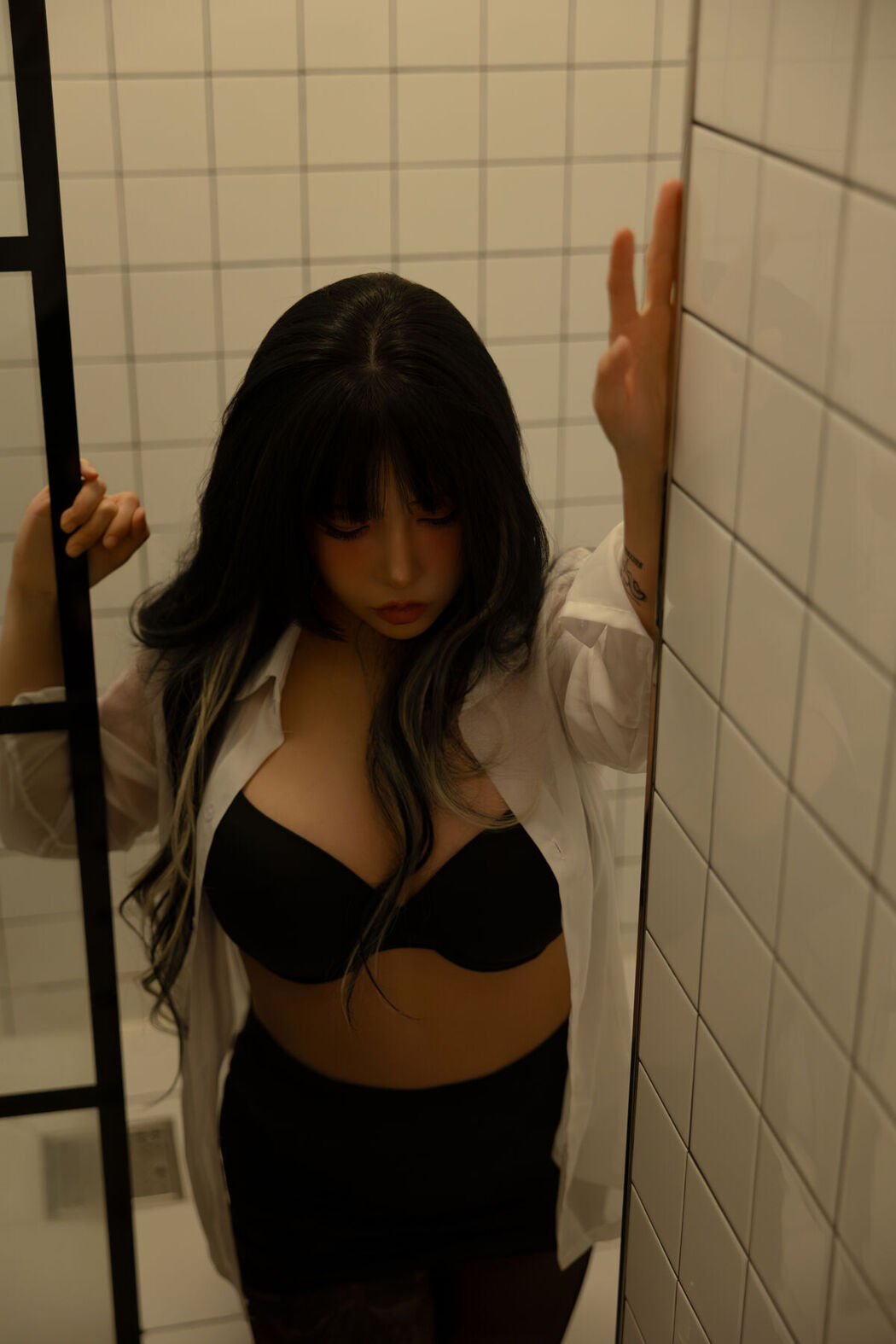 LEEYUIN – Girl Next Door Part01 (52P)