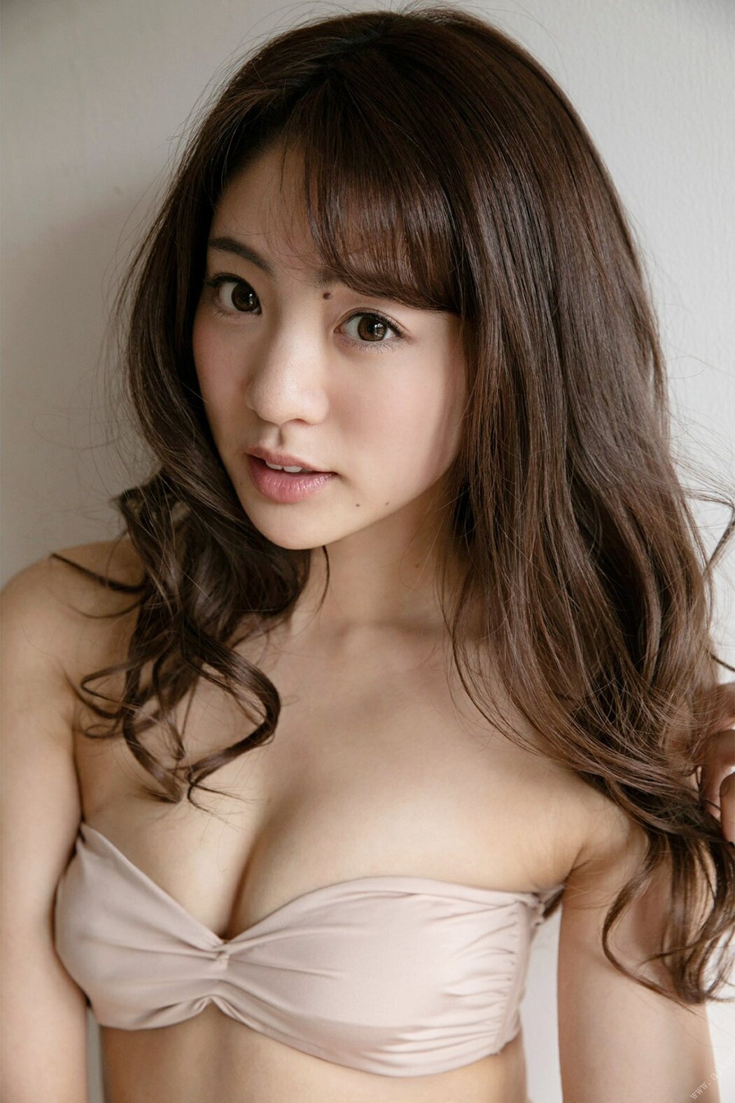 JP Shida Yuumi 志田友美 – FLASHデジタル写真集 アイドルの魂は美脚に宿る (66P) Cover Photo