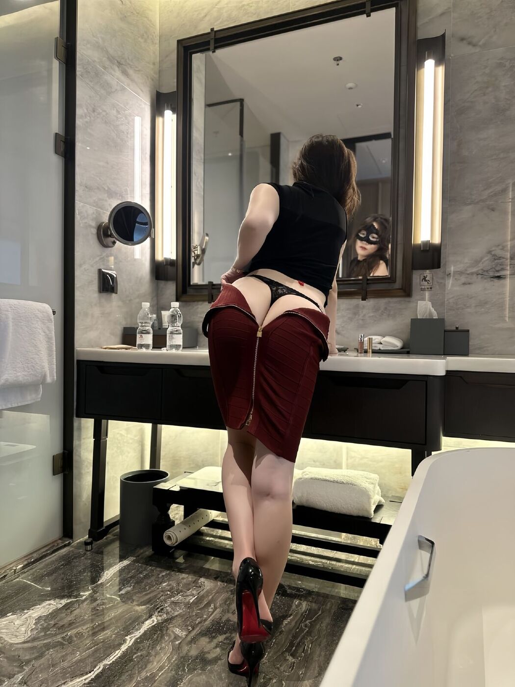 Ke Ke Xi YYY 可可西yyy – 蒙面女侠红色包臀裙 (49P – 3V)