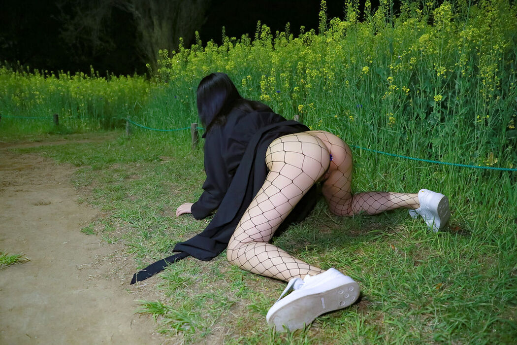 Li Jia 李佳 – 户外花田 (48P)