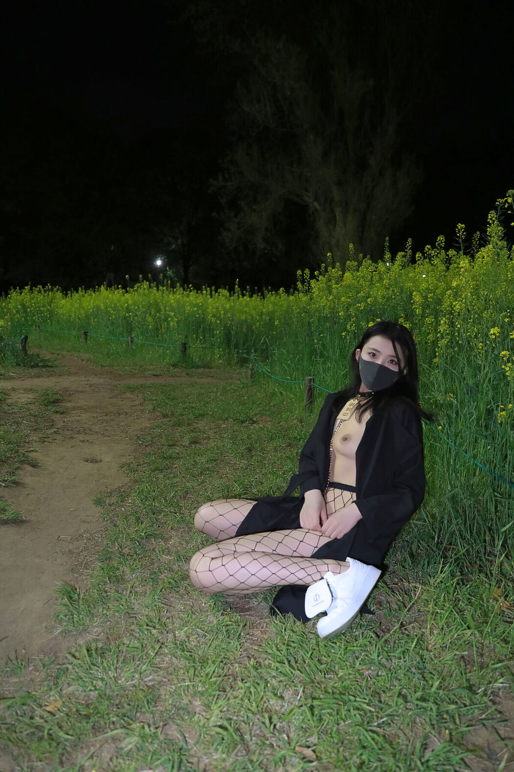 Li Jia 李佳 – 户外花田 (48P)