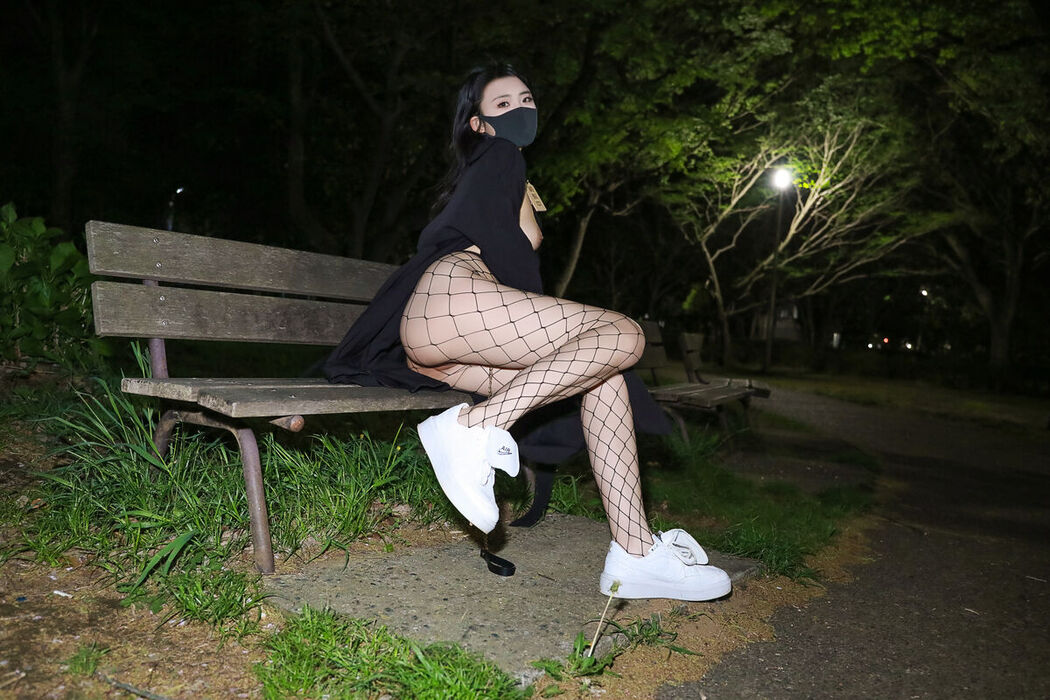 Li Jia 李佳 – 户外花田 (48P)