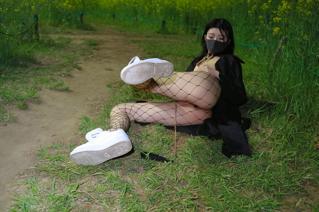 Li Jia 李佳 – 户外花田 (48P)