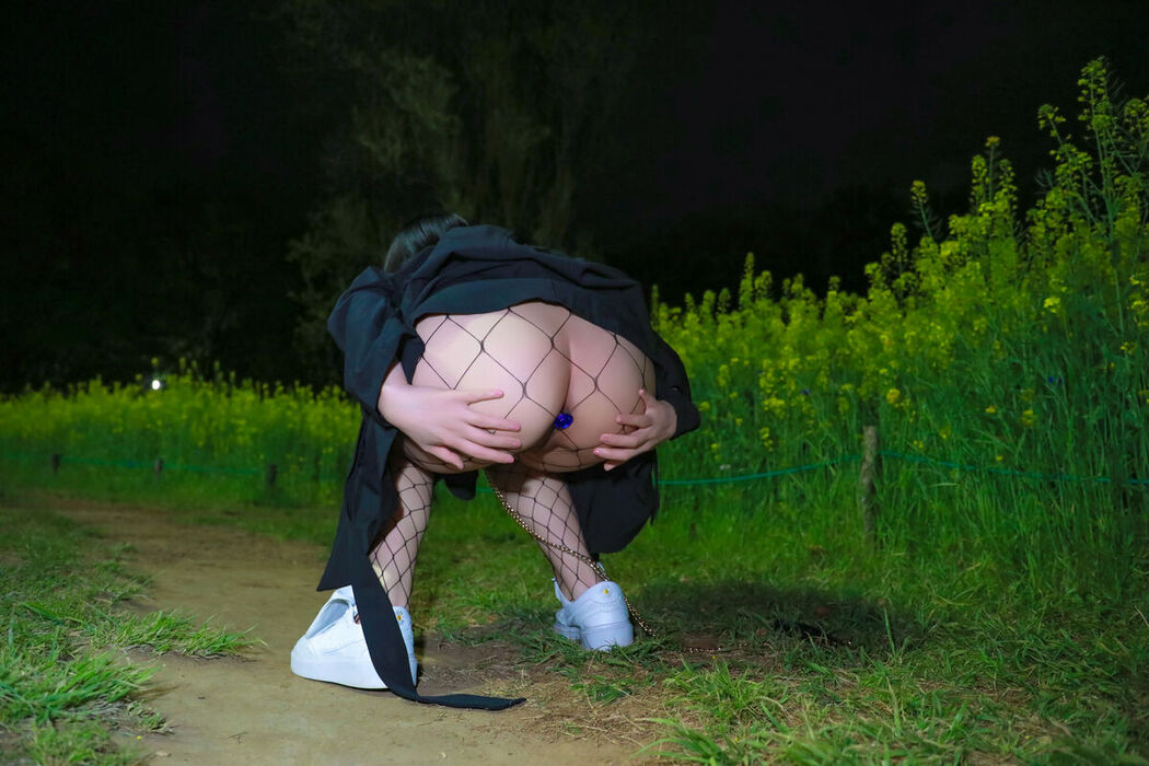 Li Jia 李佳 – 户外花田 (48P)