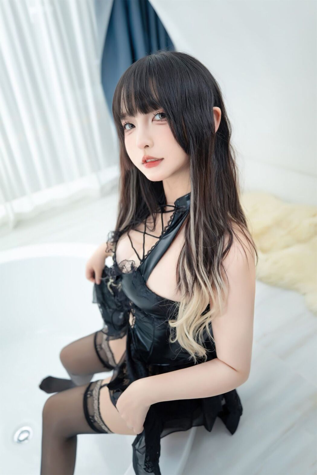 Coser@神楽坂真冬 – 绝命吊带 (76P – 2V)
