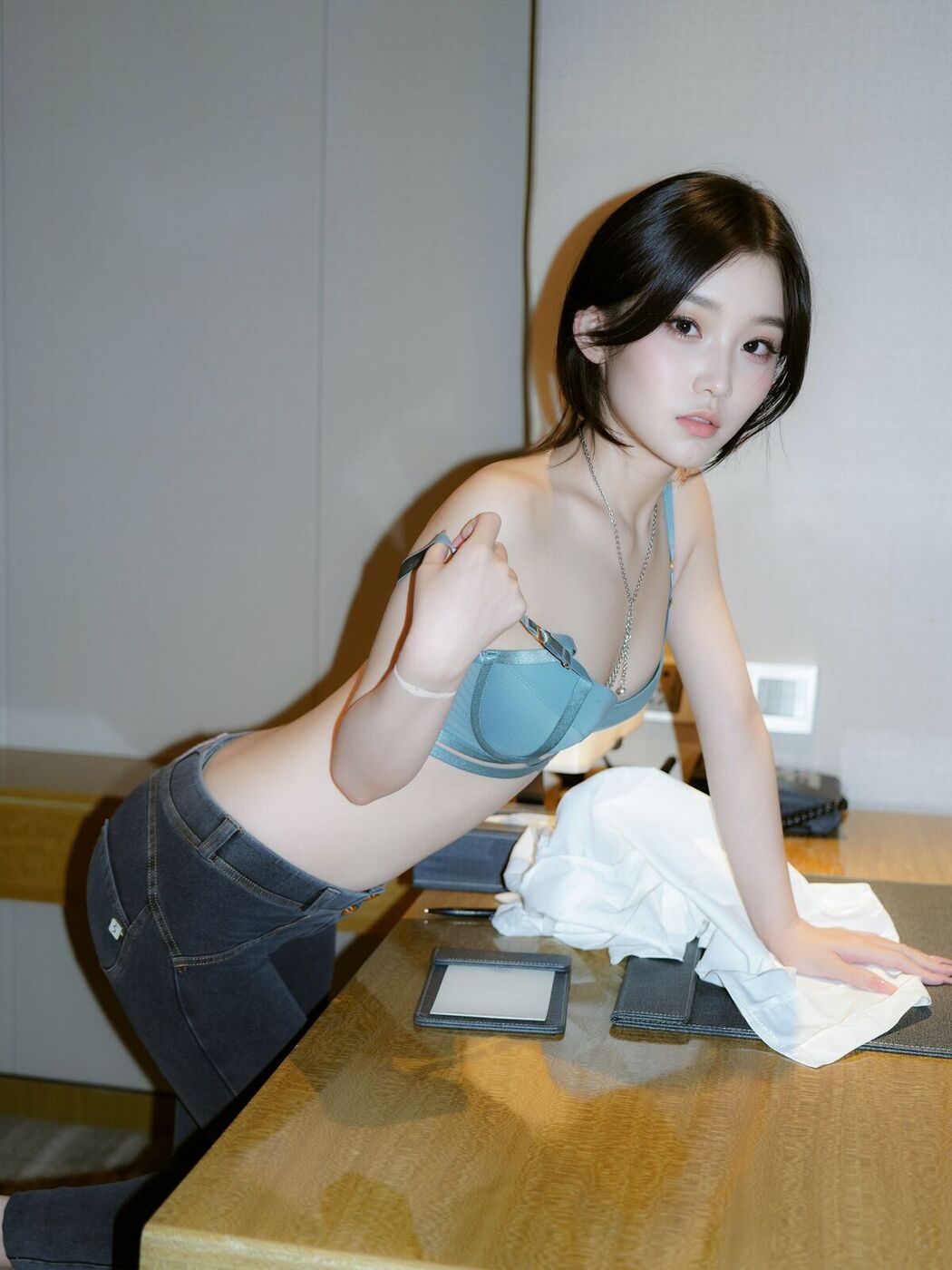 XiuRen秀人网 Uncensored Zhi Zhi 汁汁 – R18 秀人网模特 实习期女秘书 (88P)