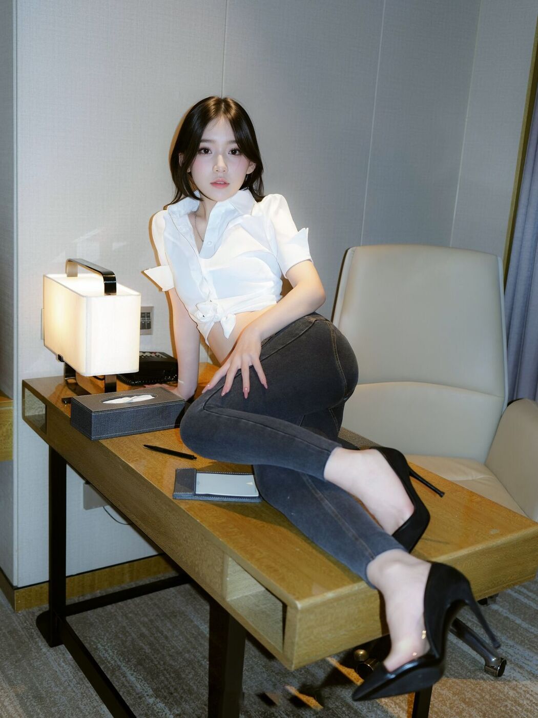 XiuRen秀人网 Uncensored Zhi Zhi 汁汁 – R18 秀人网模特 实习期女秘书 (88P)