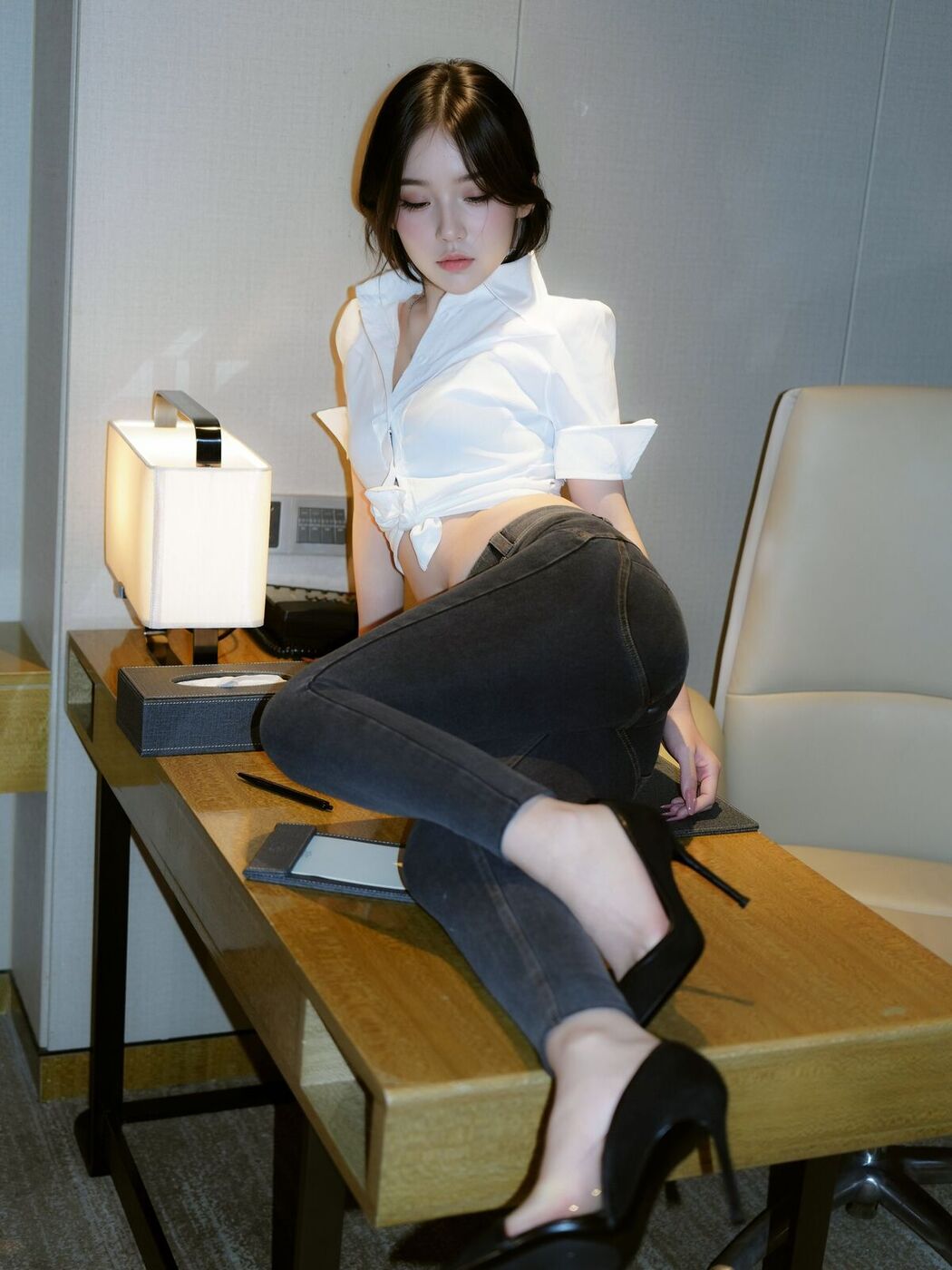 XiuRen秀人网 Uncensored Zhi Zhi 汁汁 – R18 秀人网模特 实习期女秘书 (88P)