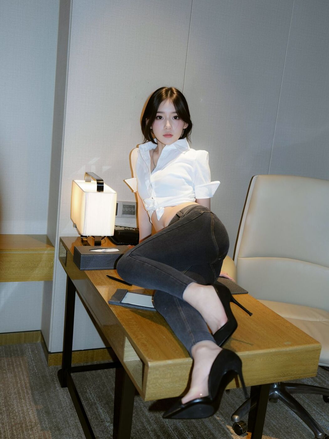 XiuRen秀人网 Uncensored Zhi Zhi 汁汁 – R18 秀人网模特 实习期女秘书 (88P)