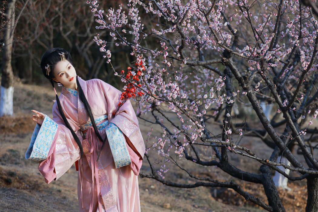 YiTuYu艺图语 Vol.8532 Fen Xiang Xiao Ye (23P)