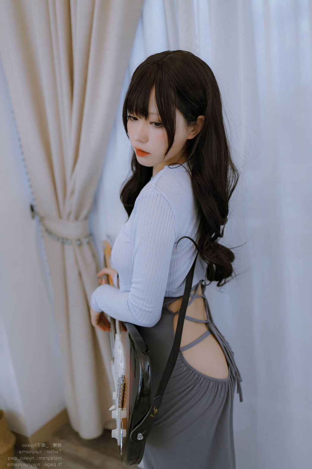 Coser@Nyako喵子 – 吉他妹妹连衣裙 (72P – 1V)