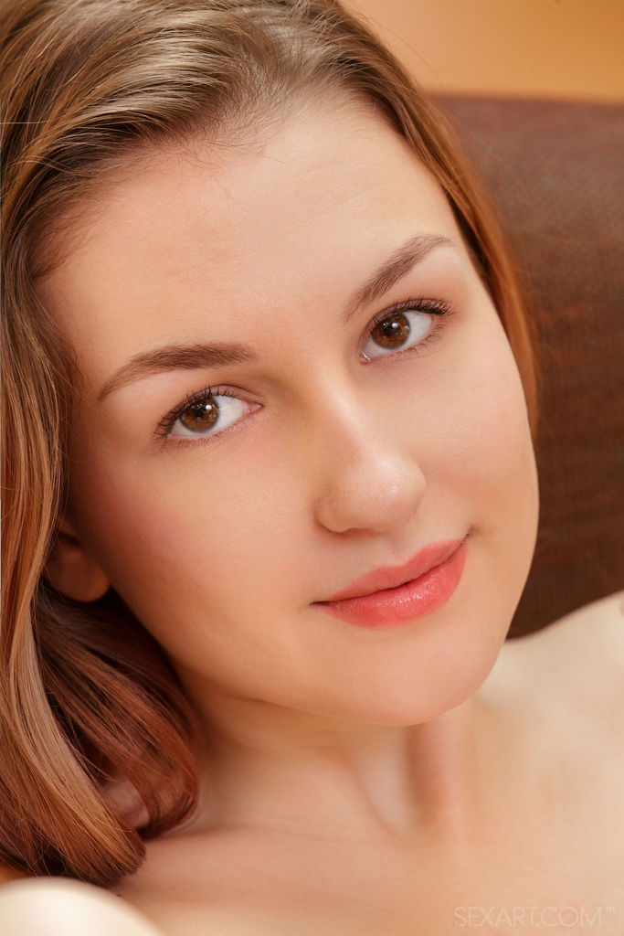 Isabele Expose Her Plump-lipped Pussy