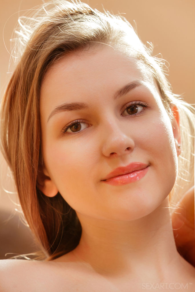 Isabele Expose Her Plump-lipped Pussy