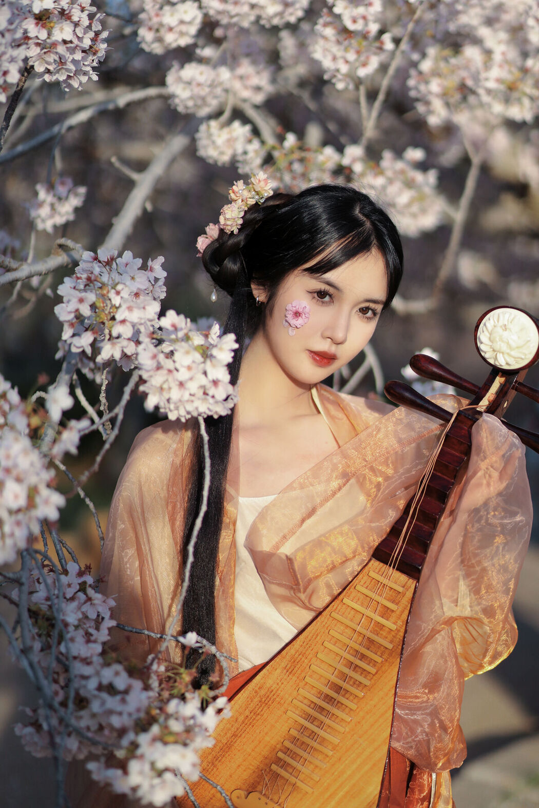 YiTuYu艺图语 Vol.8617 Jian Ying Tao Nai (32P)