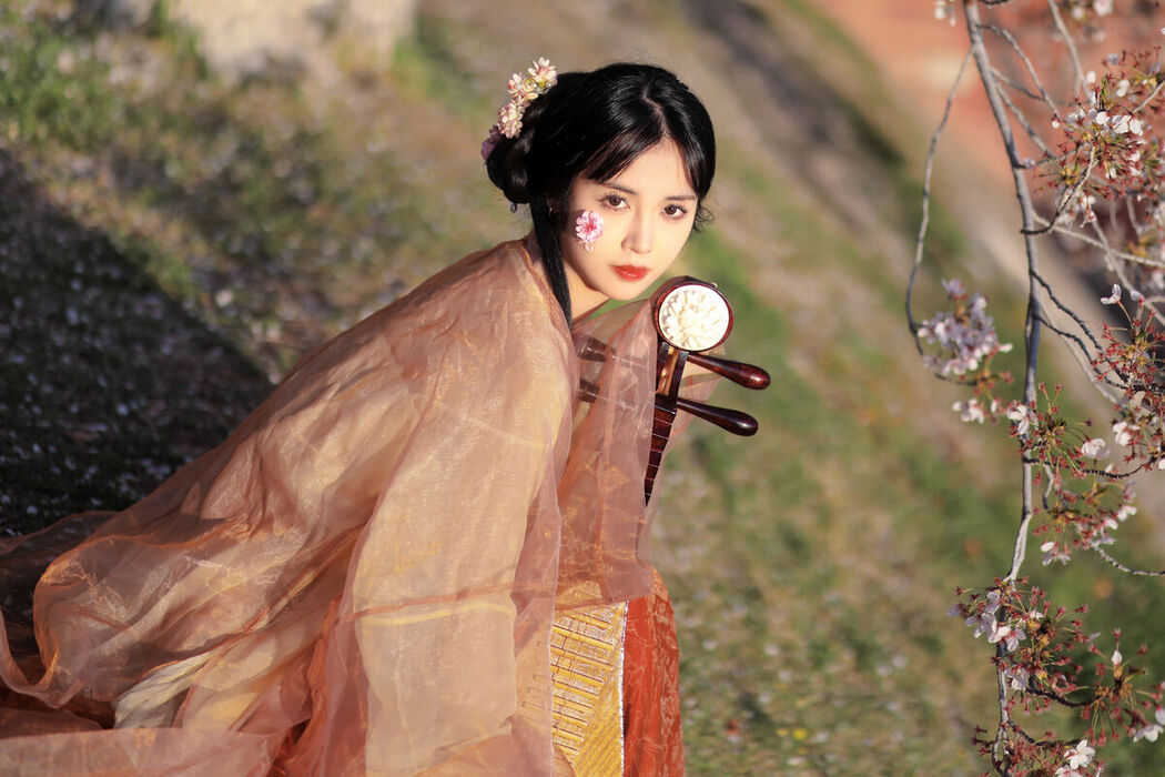 YiTuYu艺图语 Vol.8617 Jian Ying Tao Nai (32P)