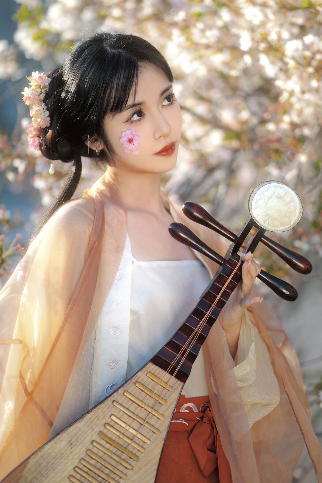 YiTuYu艺图语 Vol.8617 Jian Ying Tao Nai (32P)