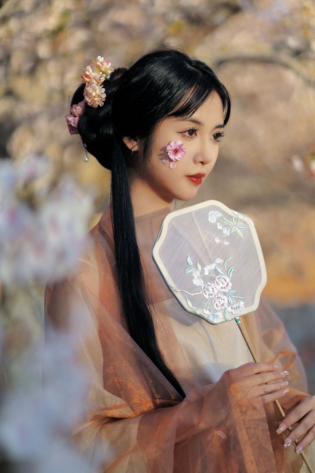 YiTuYu艺图语 Vol.8617 Jian Ying Tao Nai (32P)