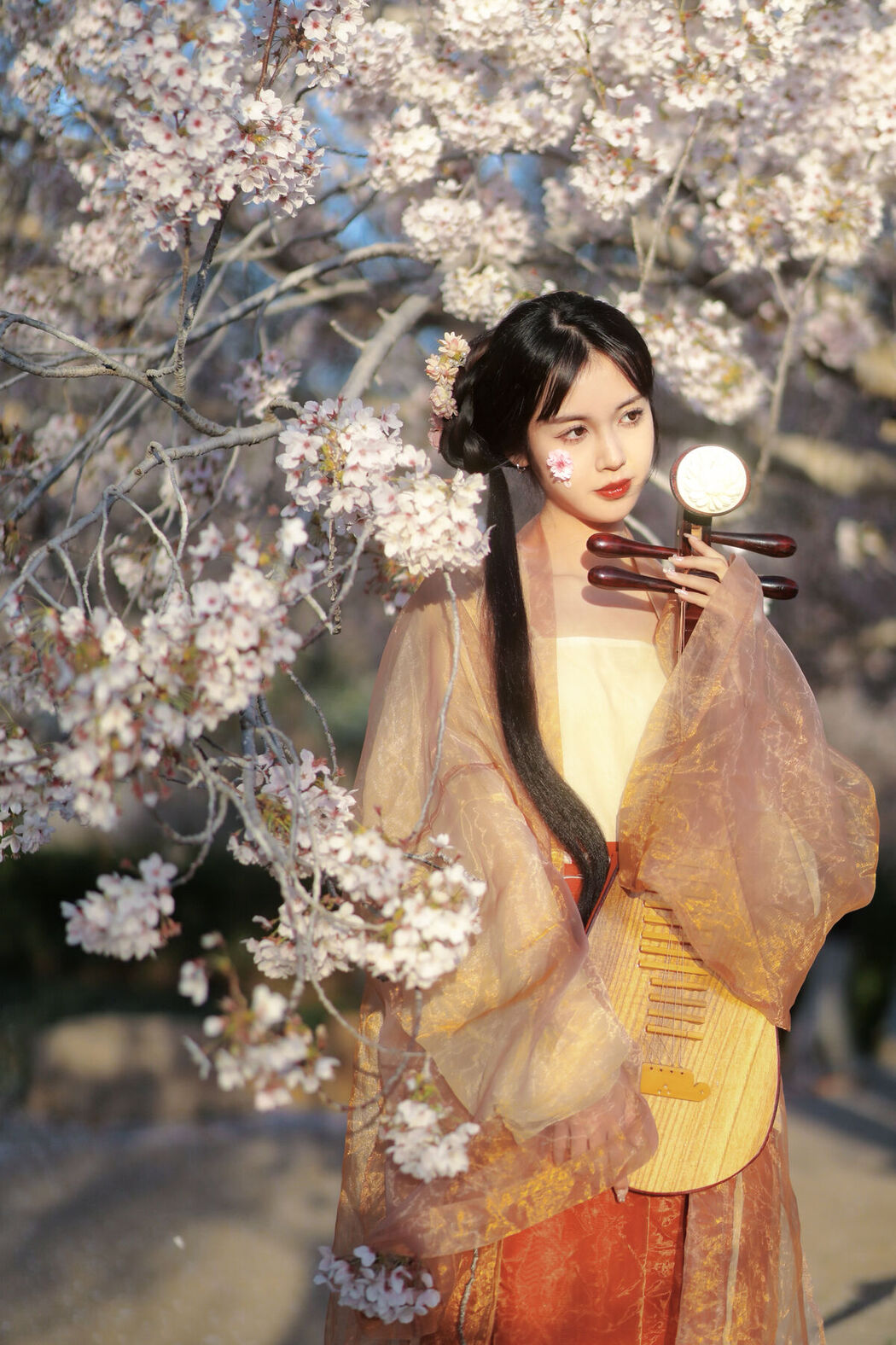 YiTuYu艺图语 Vol.8617 Jian Ying Tao Nai (32P)