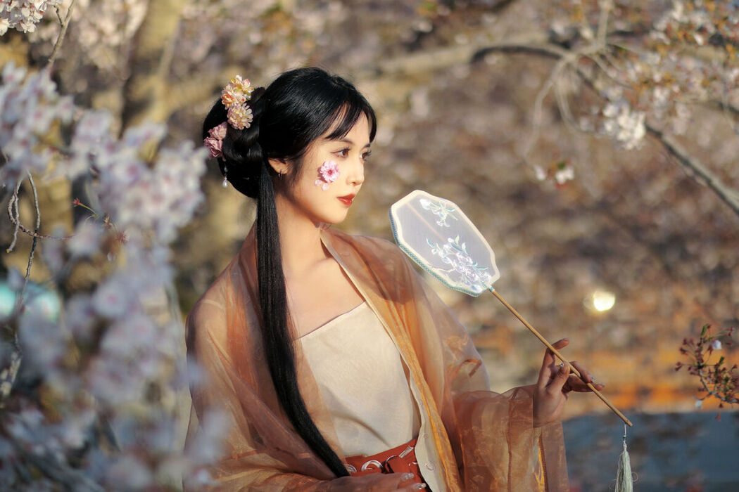 YiTuYu艺图语 Vol.8617 Jian Ying Tao Nai (32P)