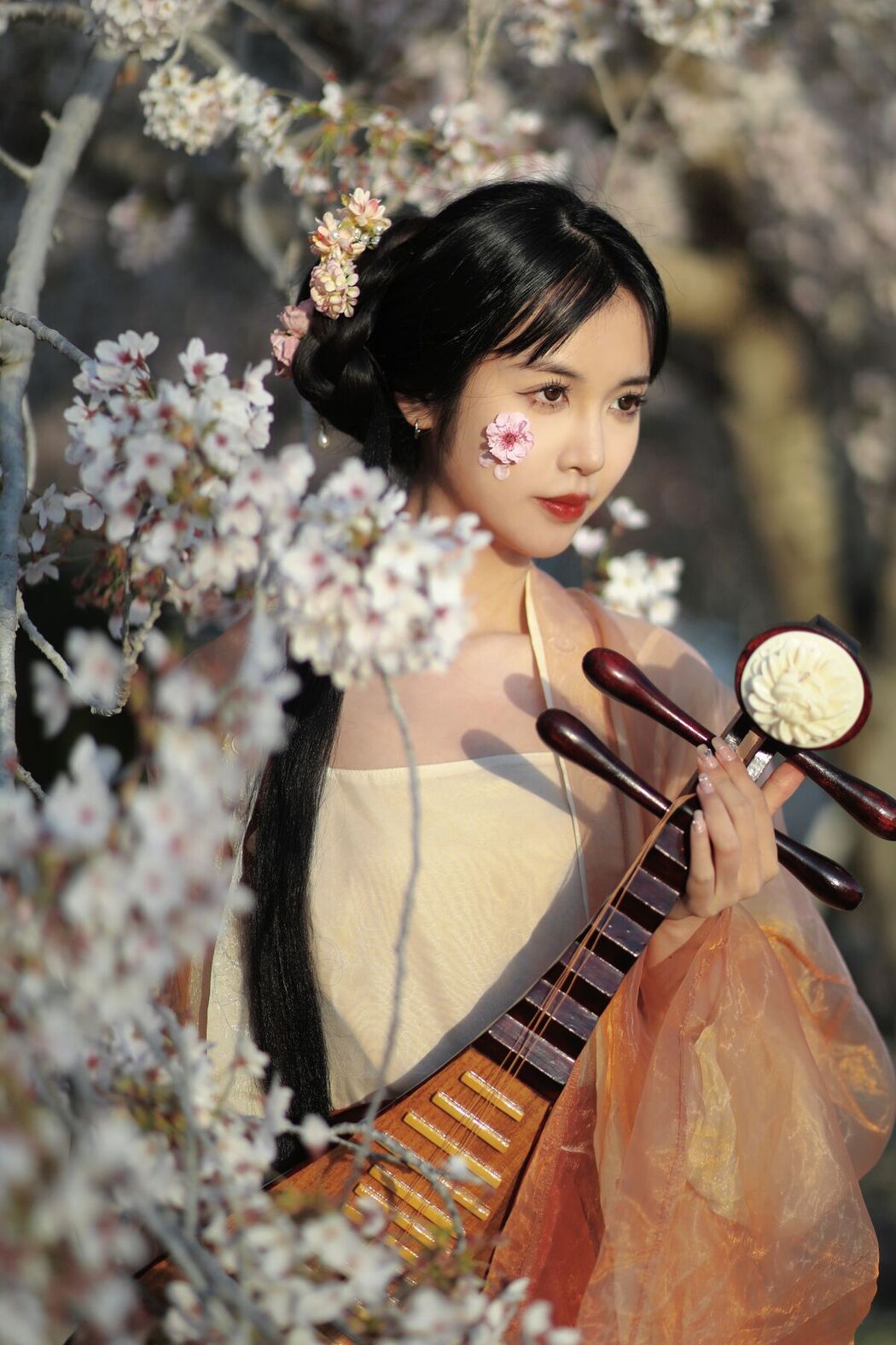 YiTuYu艺图语 Vol.8617 Jian Ying Tao Nai (32P)