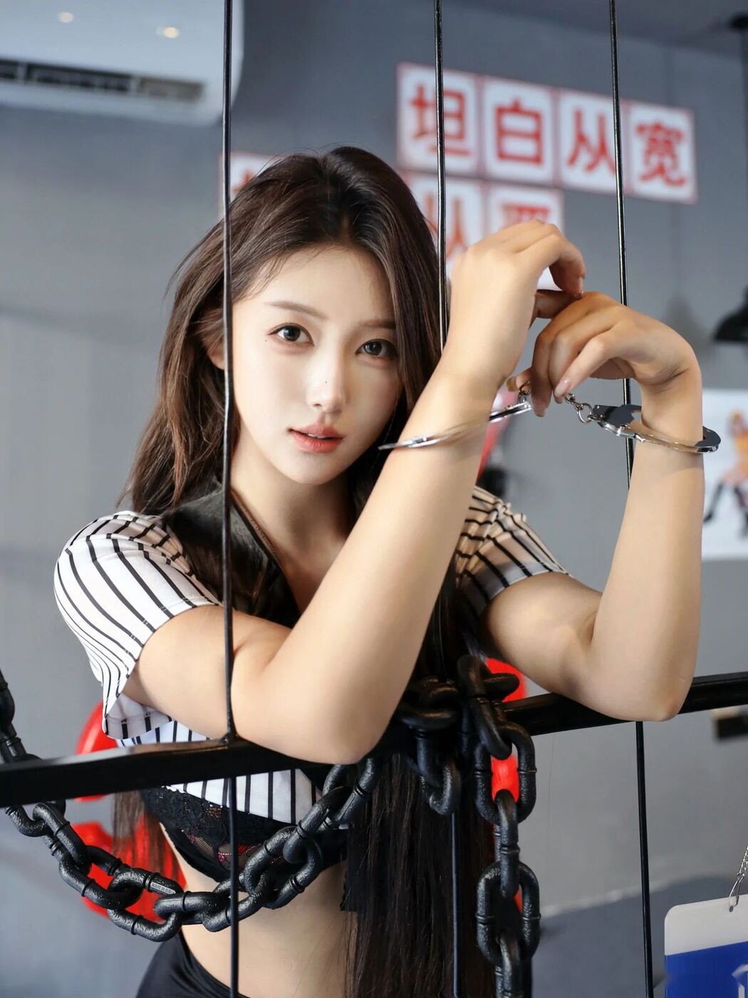 XiuRen秀人网 Uncensored Li Shuang Er 梨霜儿 And Jin Yun Xi 金允希 – 监狱 Part01 (57P)