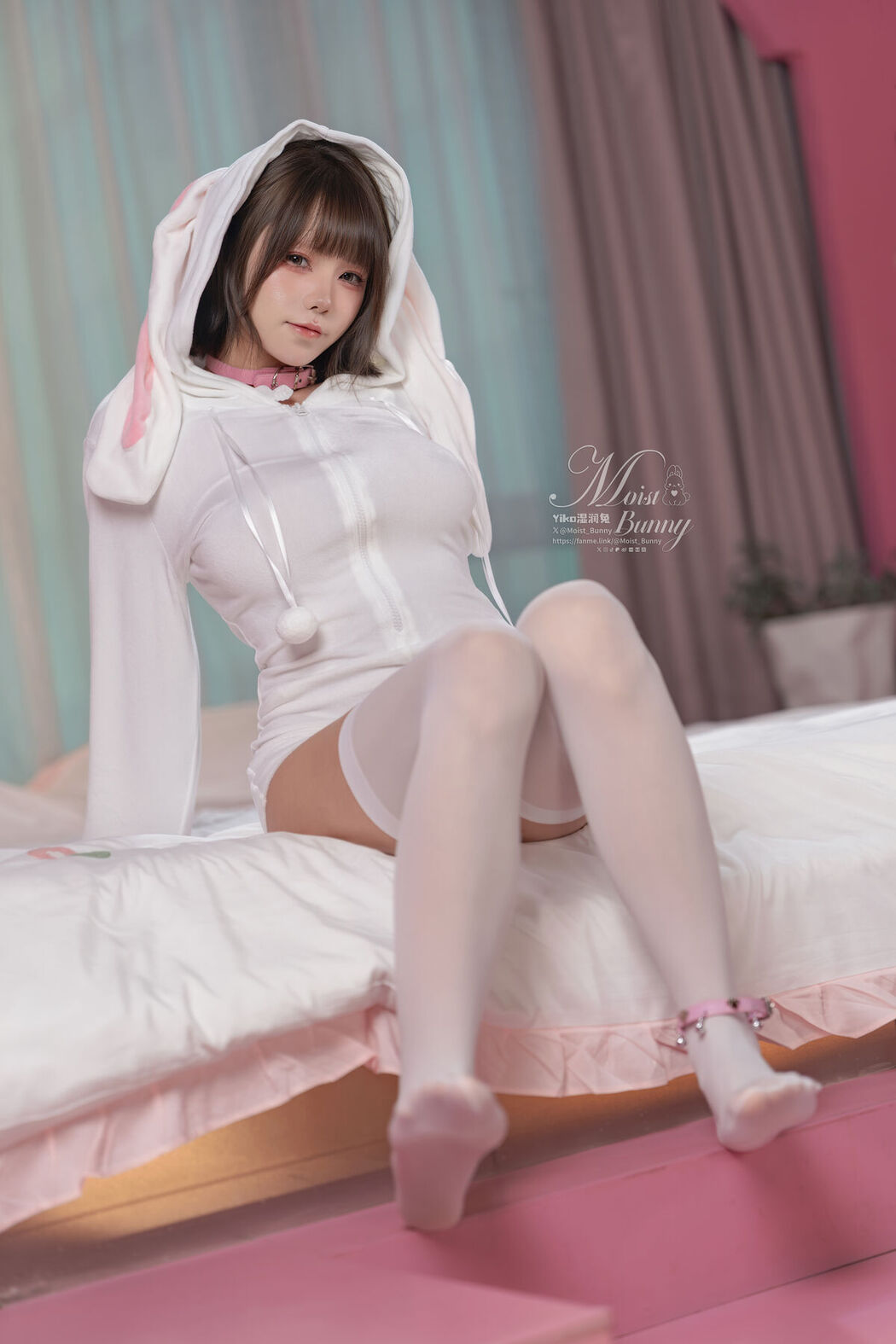 Coser@黏黏团子兔 – 10月月票特典 雪绒兔 (33P)