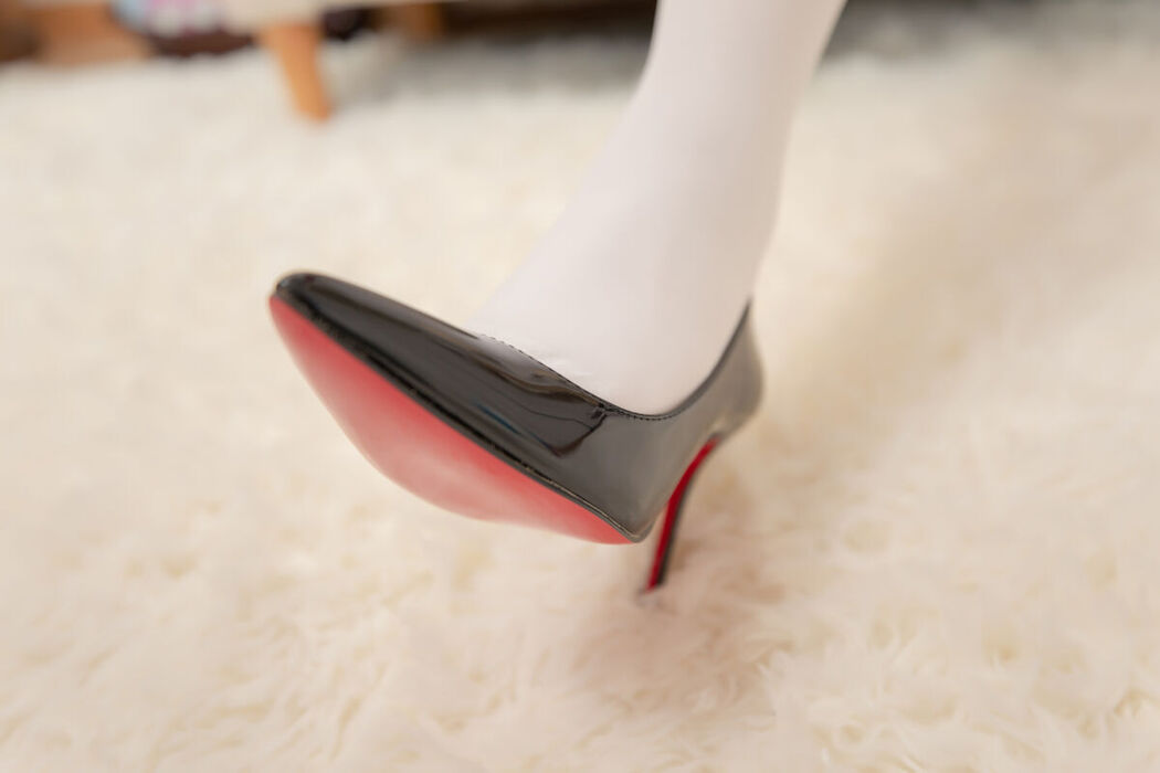 Coser@神楽坂真冬 – 巨乳女仆 (76P – 2V)